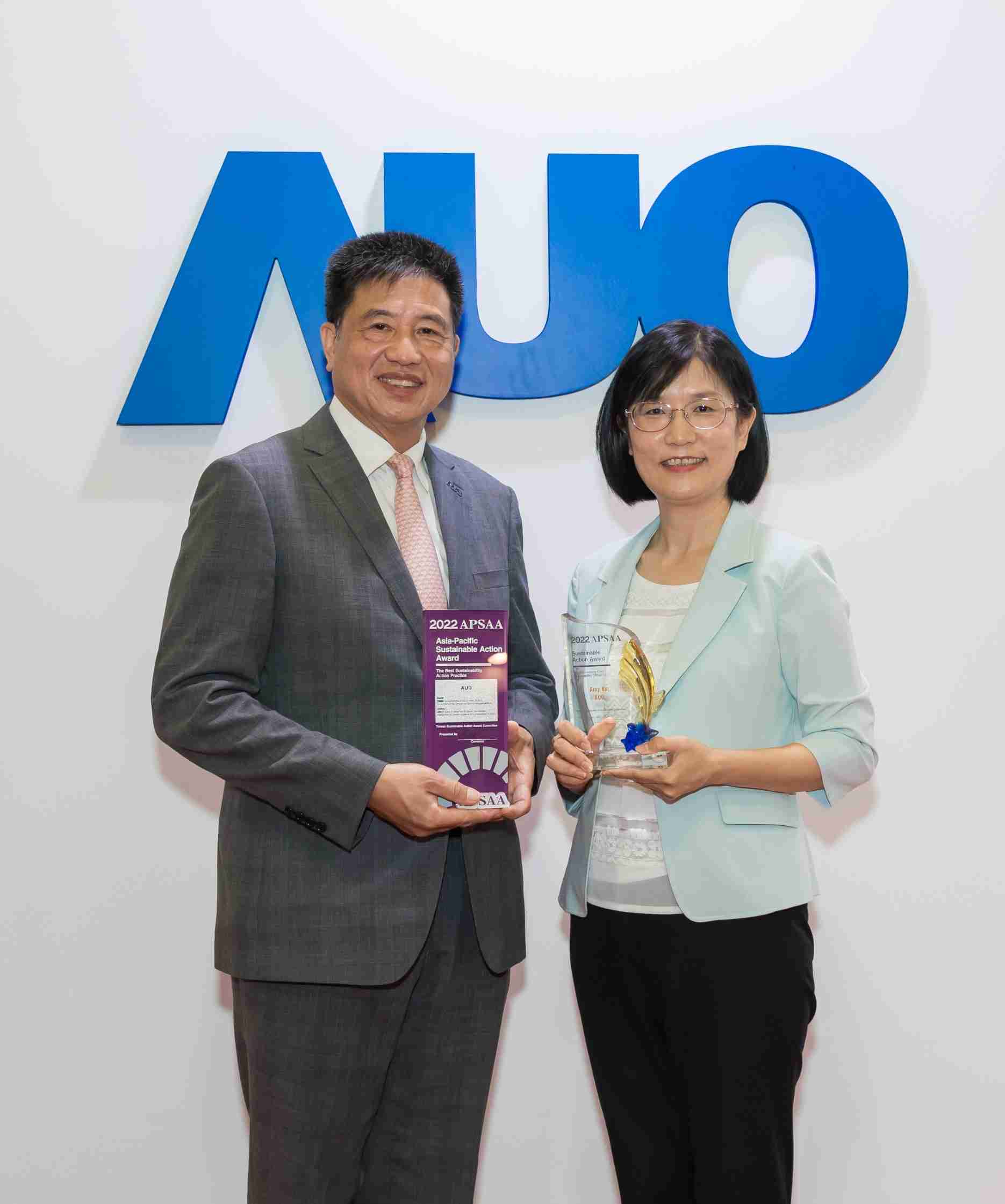 PG国际长期垫筑永续远景的基石，，透过ESG暨气候委员会逐步实践永续策略蓝图。。。其中，，，，PG国际光电永续长古秀华带领团队、、、、制定中长期目标，，，缔造多面向亮眼表现，，，获得「顶尖永续长奖」的个人奖殊荣（左：PG国际光电董事长暨执行长彭双浪，，右：PG国际光电永续长古秀华）
