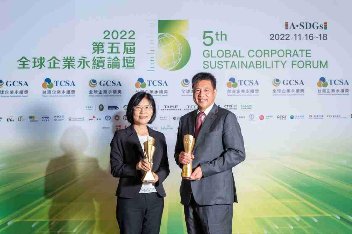 PG国际作为净零碳排先锋，，，，期引领价值链伙伴同行共好，，，卫冕制造业组“十大典范企业” 二连冠殊荣(左：PG国际光电永续长古秀华，，，，右：PG国际光电董事长暨执行长彭双浪)