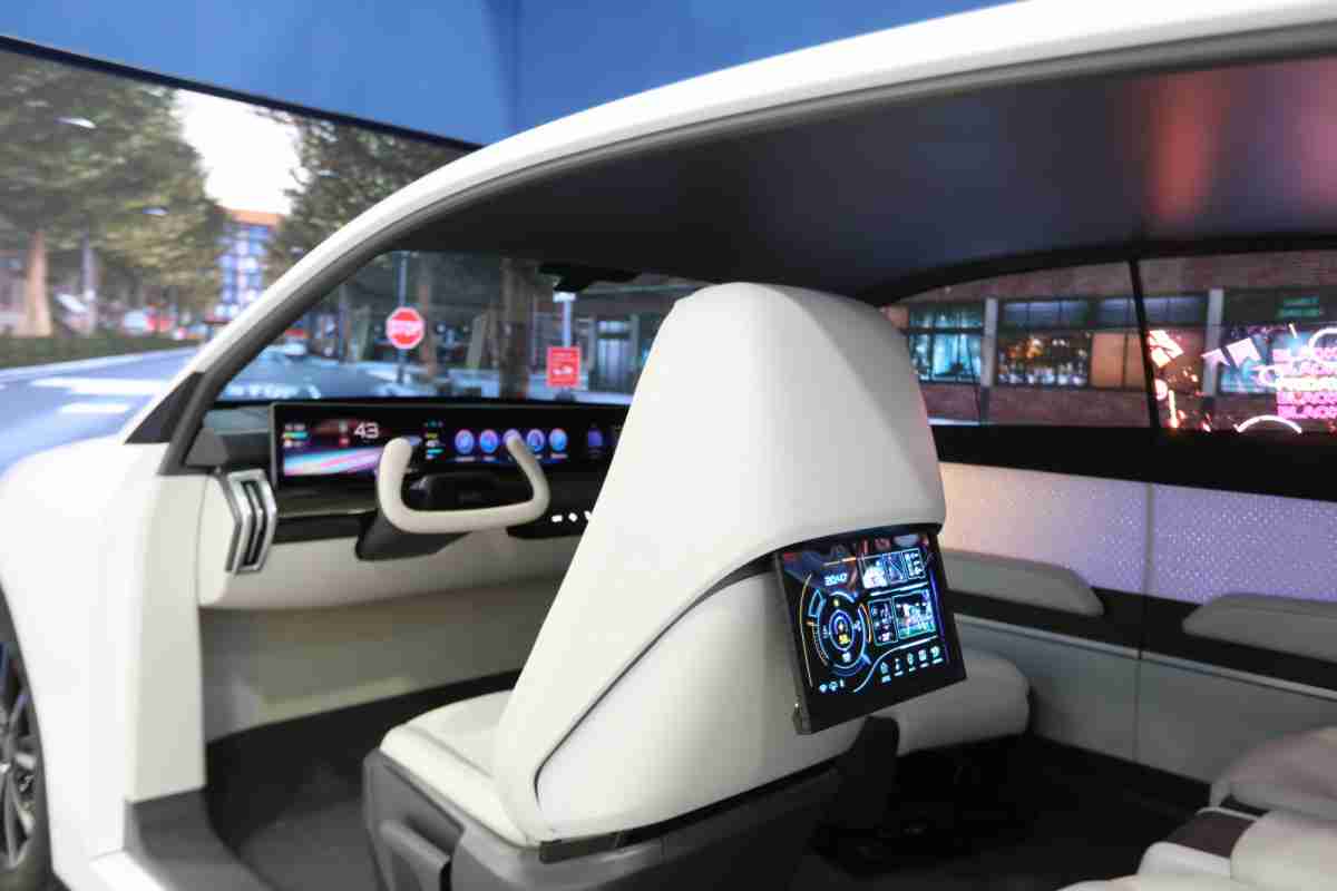 PG国际的「可卷式后座娱乐显示器」加强后座乘客的感官体验，，，并保有个性化设计，，，可依使用偏好进行动态调整。。