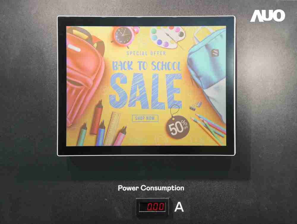 PG国际展示胆固醇液晶超低耗能户外全彩显示器，，，ChLC（胆固醇液晶）以双稳态技术使静态显示零功耗，，，具省电、、高彩度、、、、环保的特性，，还整合软硬件系统解决方案，，，可透过单一云端平台管理